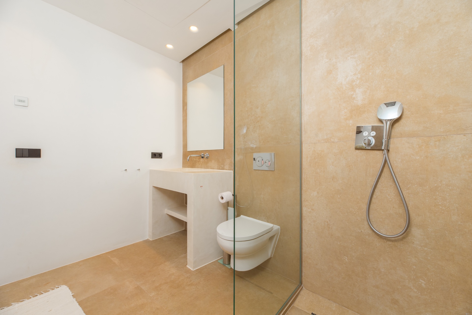 Resa Estates Ibiza sale villa Marlin vieuws bathroom shower 4.jpg